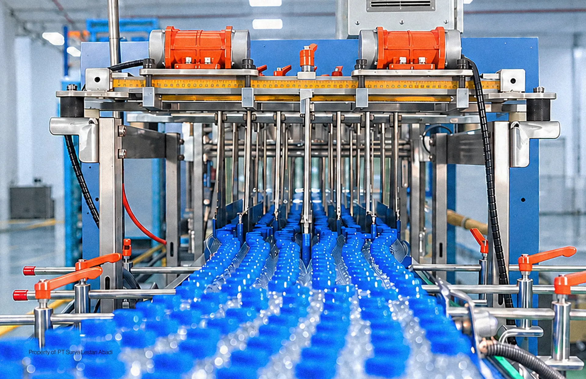 Botol bertutup biru di mesin penutup